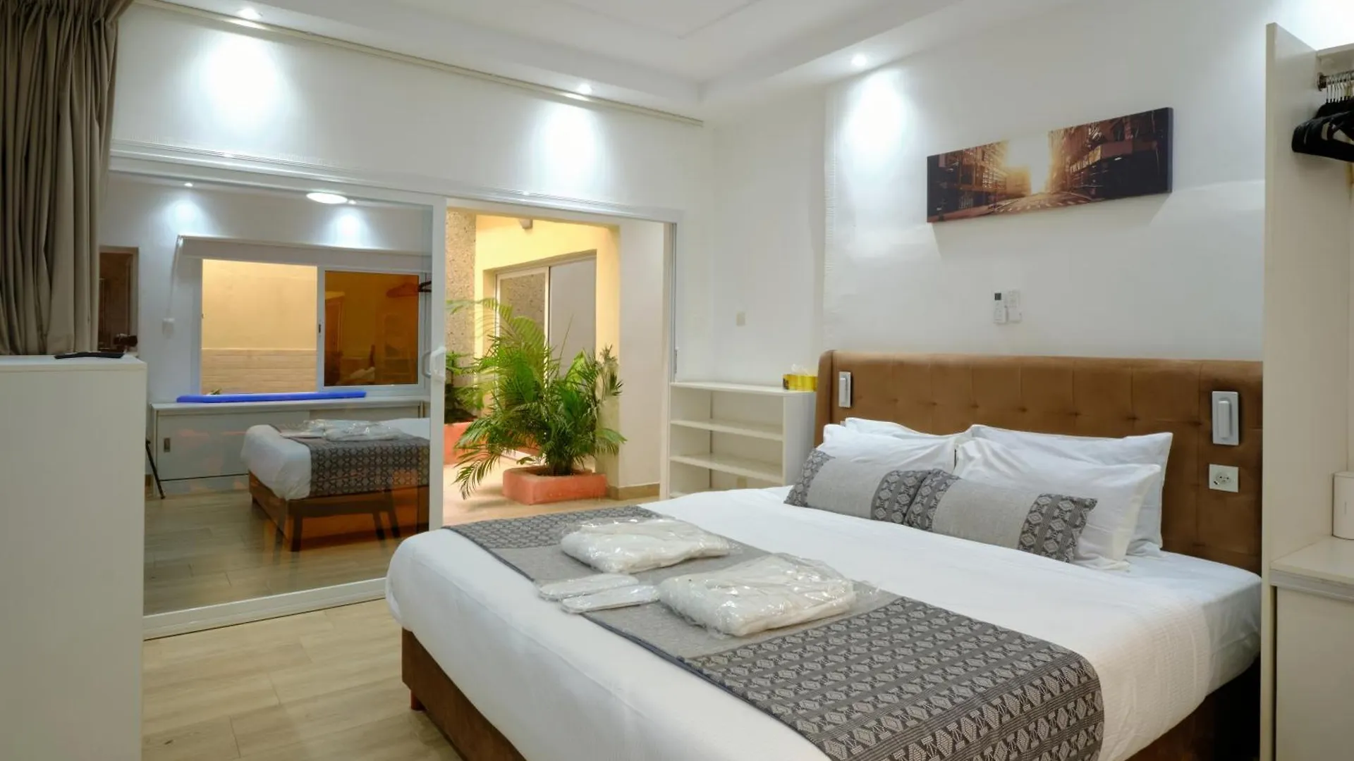 Prestations Haut De Gamme - Piscine Privee Chauffee, Salles De Massage Et Sport Dakar 0*,